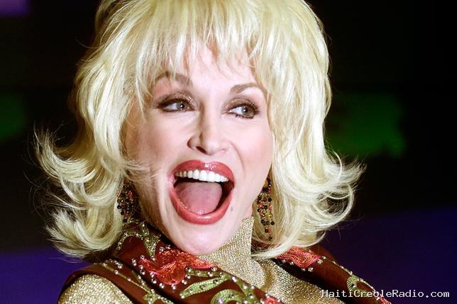 Pourquoi tout le monde aimait Dolly Parton, “sainte laïque” de la country