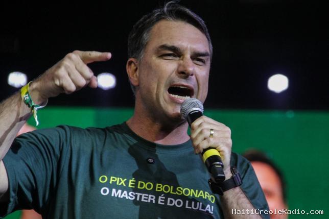 Présidentielle au Brésil : Flávio Bolsonaro, un candidat dans l’ombre de son père