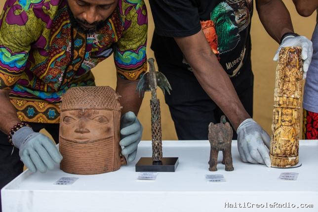 Restitutions d’objets d’art pillés : “Que l’on rende enfin sa mémoire à l’Afrique”