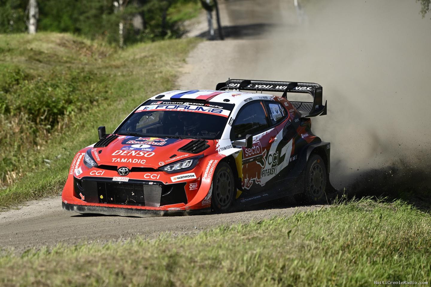 Sébastien Ogier et son copilote indemnes après une sortie de route spectaculaire au rallye de Finlande