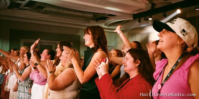 Servir un mari, Dieu et l’Amérique : à San Antonio, la grand-messe des « tradwives » américaines