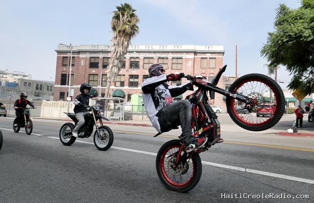Sur leurs deux-roues électriques, ces ados sont les nouveaux Hells Angels de Los Angeles