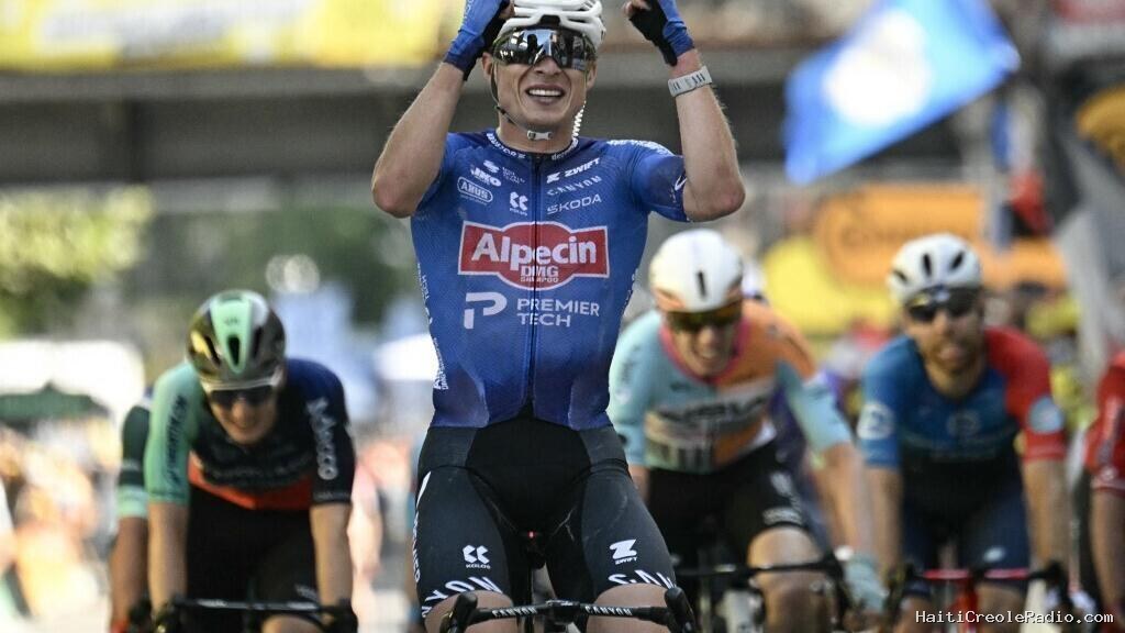 Tour de France: le Belge Jasper Philipsen remporte la 17e étape à Voiron