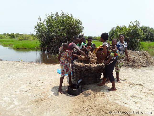 “Tout est naturel ici” : les salicultrices béninoises font prospérer la culture traditionnelle du sel