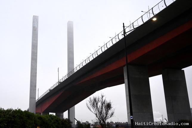 Un graffeur escalade le pont de Melbourne pour demander une baisse d’impôts et un sandwich