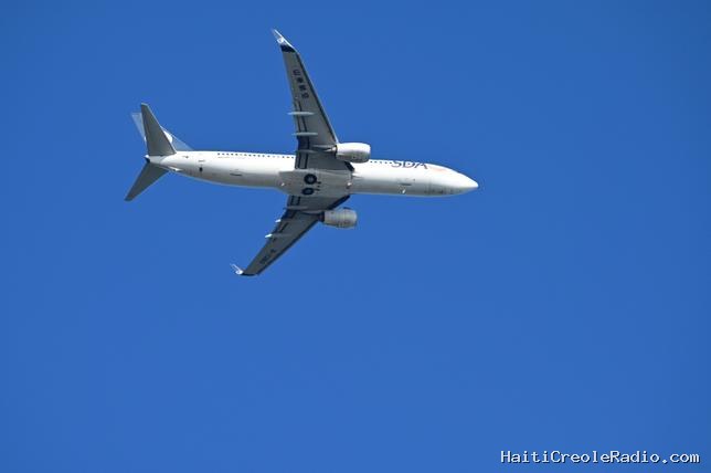 Un homme à moitié aspiré hors de l’avion, lors d’un vol Ryanair entre la Grèce et l’Allemagne