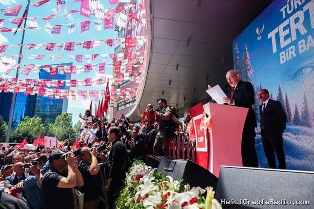 Un homme politique turc embauche des figurants pour l’applaudir