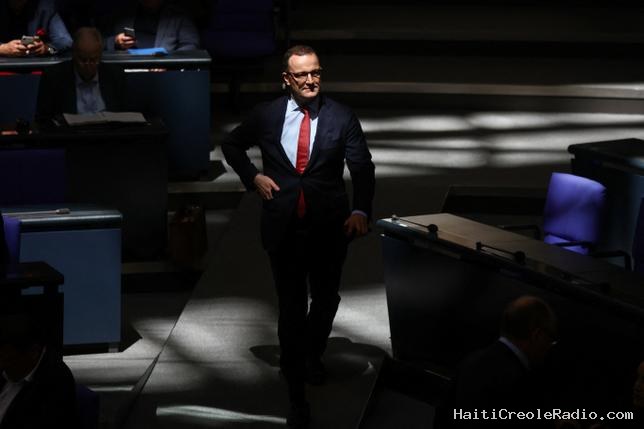 Un influent député conservateur allemand contraint à la démission après avoir eu recours à la GPA