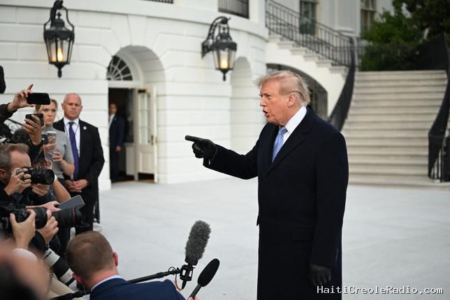 Un juge oblige Trump à rétablir les accréditations de trois médias à la Maison-Blanche