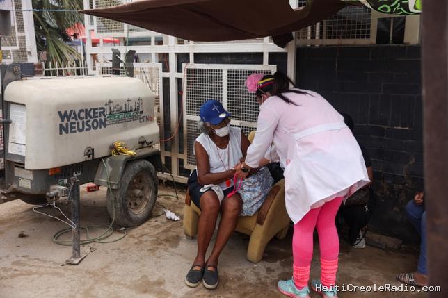 Un mois après le double séisme, le Venezuela plonge dans une crise sanitaire