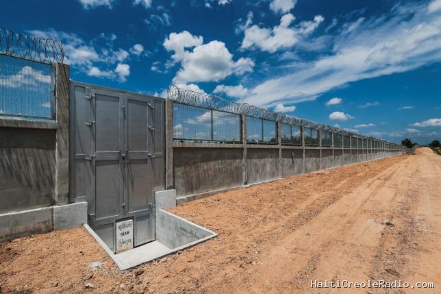 Un mur de béton concrétise le conflit frontalier entre la Thaïlande et le Cambodge