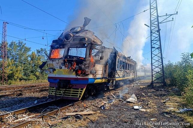 Un train ukrainien visé par un drone à la frontière polonaise : “Les barbares russes sont à vos portes”