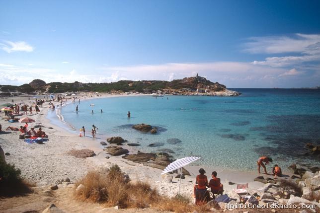 Une célèbre plage de Sardaigne interdit les parasols : “On risque l’insolation !”