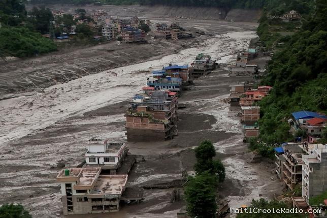 Une coulée de boue fait au moins 95 morts et 400 disparus au Népal et au Tibet