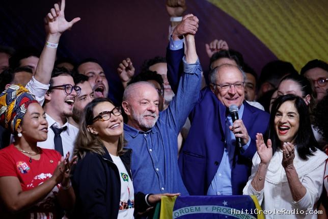 “Une remontada historique” : au Brésil, Lula déjoue les pronostics en battant Flávio Bolsonaro