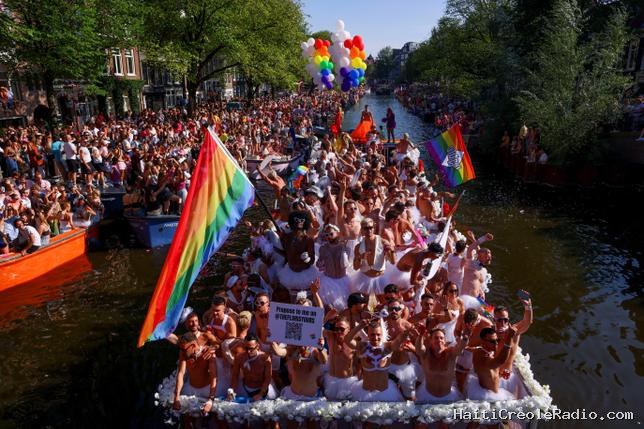 Une semaine après le drame de Berlin, une marche des fiertés “record” à Hambourg et du monde à Amsterdam