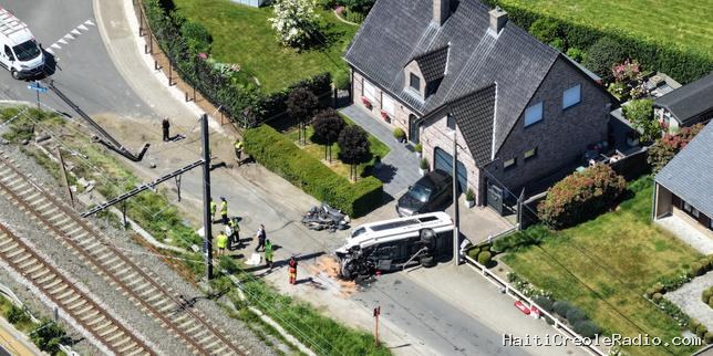 VIDEO Les images du lieu de la collision, en Belgique, entre un car scolaire et un train qui a fait quatre morts, dont deux enfants