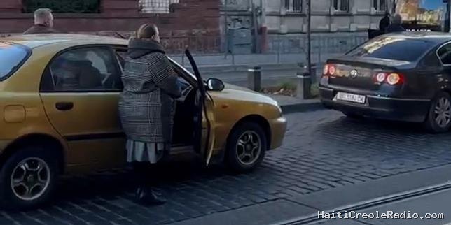 VIDEO Tous les matins, le temps s’arrête à Lviv en Ukraine