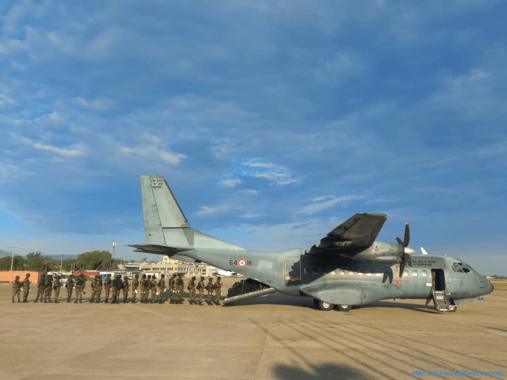 Vingt-cinq soldats vers la Martinique : la lente reconstruction d’une armée qui n’existe presque plus