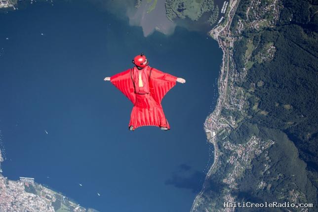 Voler en “wingsuit” à 250 km/h : “Quand on y pense, c’est du délire”