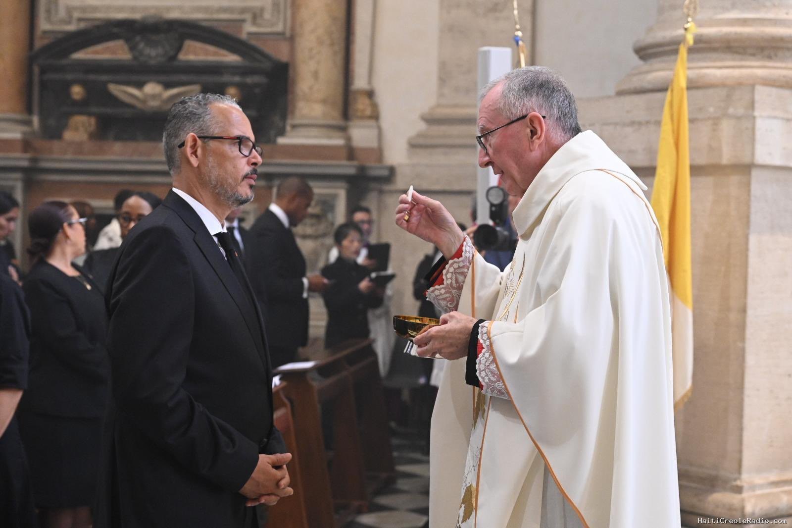 Voyage familial au Vatican : Comment Fils-Aimé externalise la crise haïtienne