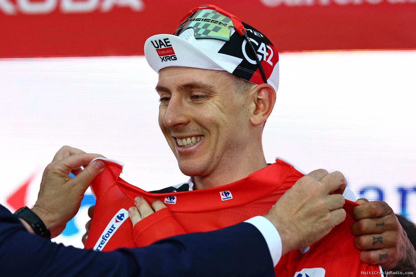 Vuelta 2026 : Tadej Pogacar remporte la première étape et se pare déjà du maillot rouge
