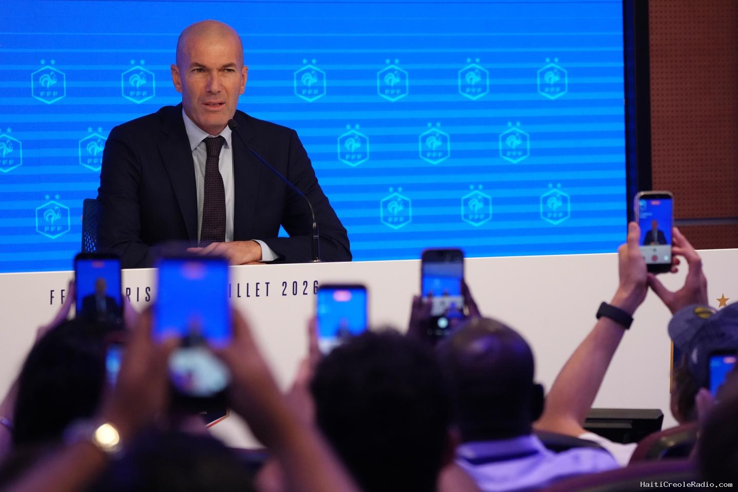 Zinédine Zidane, patient nouveau sélectionneur qui a « tout refusé pour l’équipe de France »